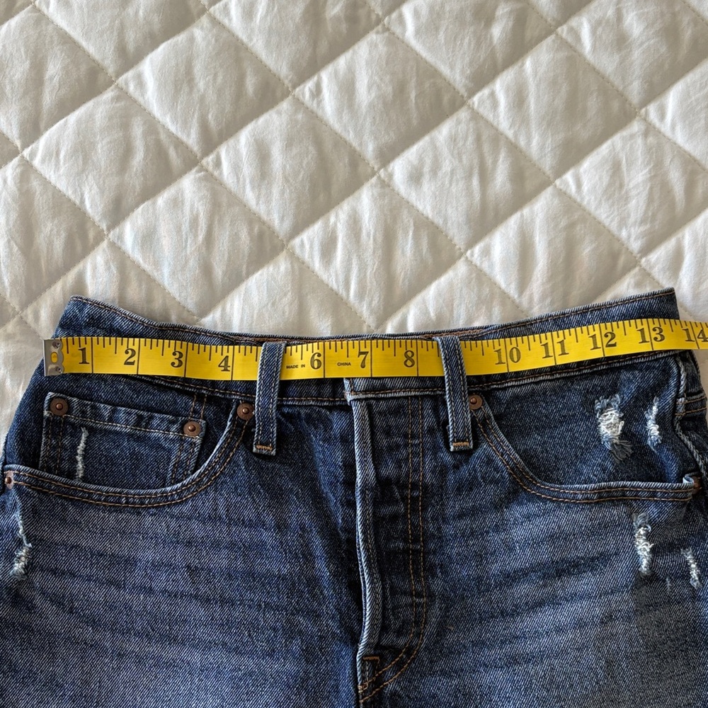 LEVI 501 Original Fit High-Rise Jean Shorts, Distressed, Bottom-Fly Stretch 26 - Picture 8 of 11